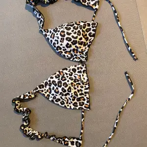 Leopard bikiniöverdel i storlek L ifrån SHEIN. Säljer då den inte passar mig, aldrig använd