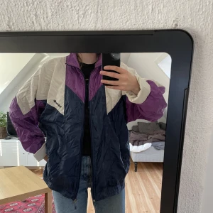 Retro Vindjacka/windbreaker adidas - Vintage windbreaker från adidas i bra skick. Hel och inga synliga fläckar. Fin färgkombinationer med mörkblått, lika & vitt!