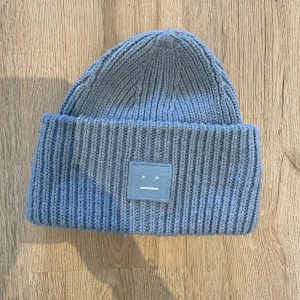 Acne mössa - Säljer nu denna snygga blåa mössan🙏💋Frakt ingår EJ i pris