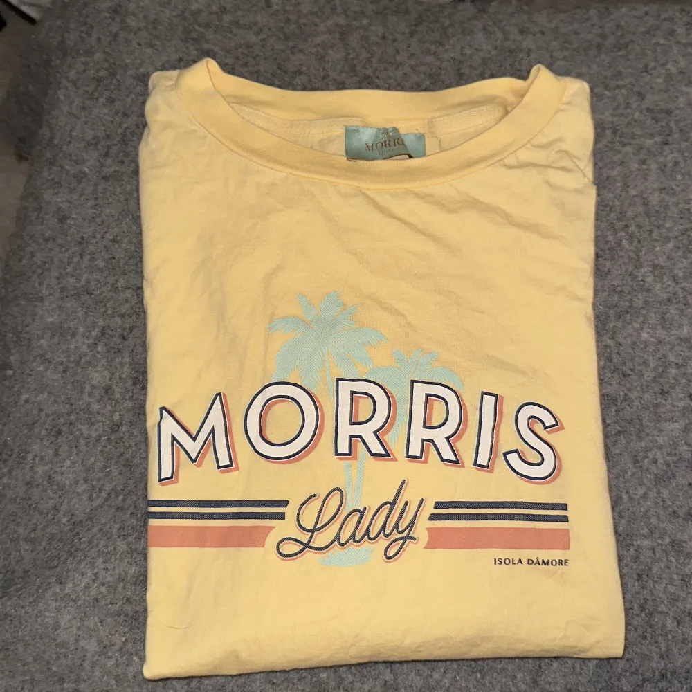 Gul t-shirt från Morris Lady. Hittar ingen storlek men skulle säga att det är en S😊 . T-shirts.