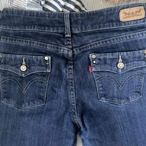 Bootcut jeans med balla fickor från Levi’s 🫶🏼 Superfint skick!! Storlek 28/30 men vintage så passar en xs/s🤝🏼 450kr Plus frakt 📦 pris kan diskuteras vid snabb affär 