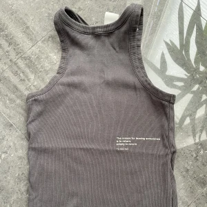 Linne H&M - H&M, mörkgrå med citat storlek XS 