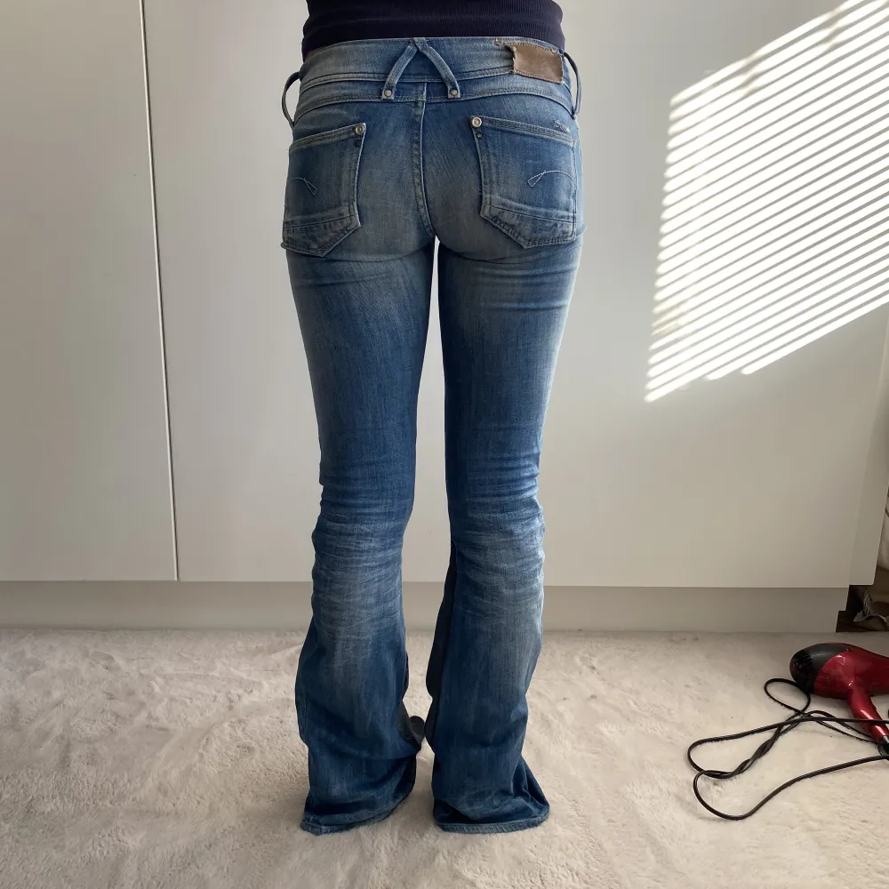 Lågmidjade jeans. Utsydda nedtill. Hon på bilden är 166 och midjemåttet på henne är 80cm och innerbenslängden på henne är ca 80cm (kanskd lite mindre). Hör av dig vid mer frågor💞. Jeans & Byxor.