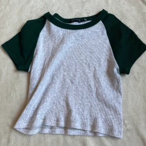 Brandy Melville crop top  - Såå snygg crop top från brandy Melville! One size men skulle säga att den passar XS/S. 💕 Säljer då den inte kommer till användning! 😍 Frakt är 29kr! 📦🚚