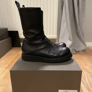 Rick Owens SS/20 Creeper Boots - Efter mycket om och men har jag bestämt mig för att sälja mina Rick Owens Creeper Boots från Tecuatl SS2020. Storlek 43 men passar som 44-45 - har 46 och de funkar även för mig. Mycket gott skick, gjorda i hållbart bergsgetsläder och kostar ~10K nya. 
