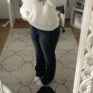 Lågmidjade bootcut jeans - Säljer dessa lågmidjade jeans då de inte kommer till användning, de är sparsamt använda och i väldigt bra skick💞 de är något långa för mig som är ca 160, skriv vid fler frågor eller bilder👊