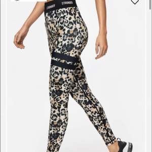 Säljer ett par leopard mönstrade stronger tights. Dom är i fint skick. Storlek: x-small. Nypris: 799kr. Säljer för: 200kr.