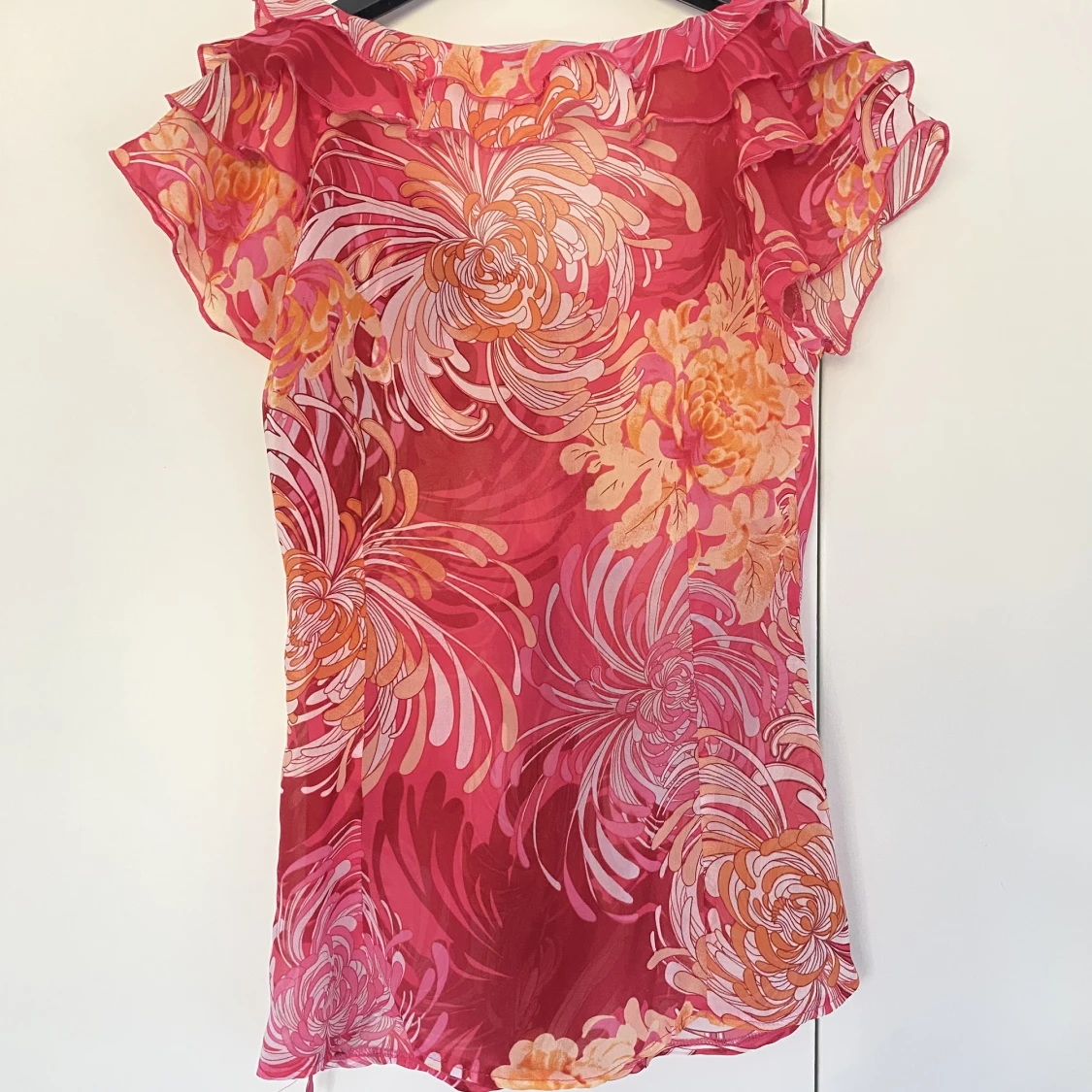 Blommig blus med volanger - 90