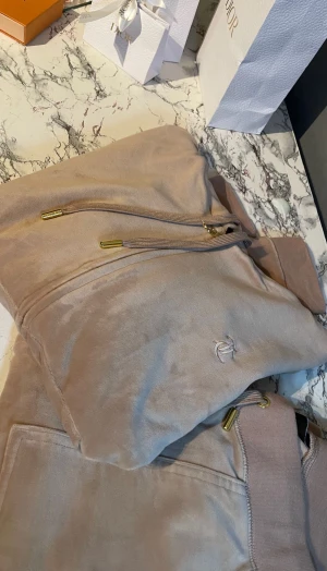 Juicy Couture  - Hej, säljer min nästintill helt oanvända juicy dress. De är strl m på båda delarna. För mer info kom pm. Priset kan diskuteras. 