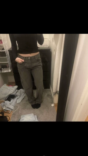 Mörk gråa boyfriend jeans  - Fint skick, använda 2 ggr.  St 38  Pris kan diskuteras 
