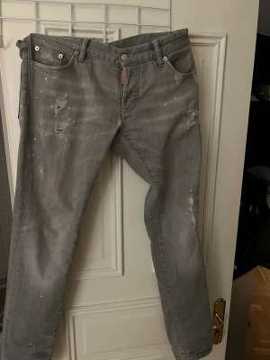 Dsquared jeans str 50 - Gråa dsquared jeans 