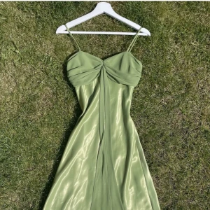 Balklänning grön - Suuper fin balklänning i en underbar färg. Säljes pga för kort på mig. Klänningen är figursydd