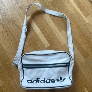 Adidas väska - Bra kvalité, förutom vissa skador på märket och baksidan. Köparen står för frakten, annars kan jag mötas upp.