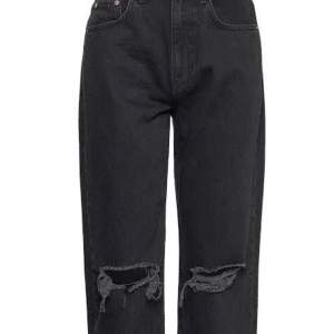 Ett par svarta fina jeans, högmidjade med hål vid knäna. Inte så andvända. Hålen vid knäna har töjts ut lite så de är lite större men inte mycket💕