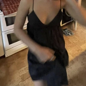 Klänning - Super fin svart klänning från zara 