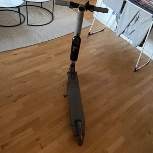 Elscooter ninebot es2  - Säljer min elsparkcykel som jag inte har någon användning av längre  Fungerar utan problem Laddare medföljer  Räckvidd: 45km Hastighet: 28km/h Kan gå ner i pris 