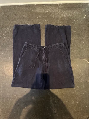linnebyxor, mörkblåa 💙 - så så fina linnebyxor från gap, köpta på second hand. lågmidjade. påminner om bonprix! 💙 storlek 4, sitter som en s! 