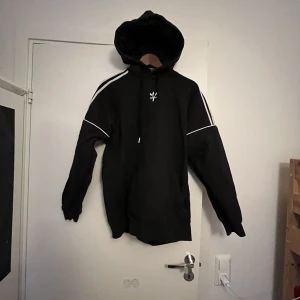 Adidas rekive hoodie - Original pris är 799 kronor. Kostar 500 men priset kan diskuteras. Storlek M Bra skick 