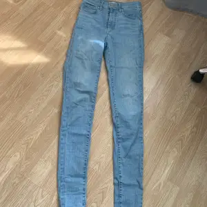 Säljer dessa helt oanvända levis skinny jeans, jag säljer nu då dom aldrig kom till användning. Dom är i nyskick och nypris var runt 1000kr men säljer nu för 500kr dom är i storlek 27.