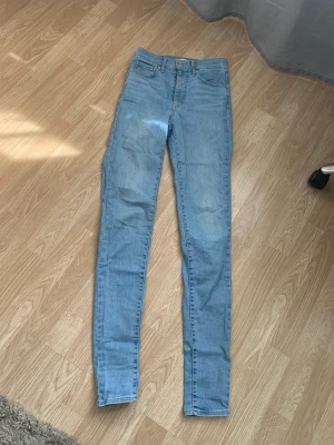 Jeans - Säljer dessa helt oanvända levis skinny jeans, jag säljer nu då dom aldrig kom till användning. Dom är i nyskick och nypris var runt 1000kr men säljer nu för 500kr dom är i storlek 27.