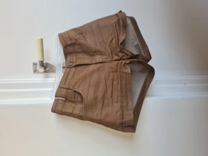 Snygga shorts!  - Supersköna shorts. Med en liten slit på sidan av benen. Small (36) 