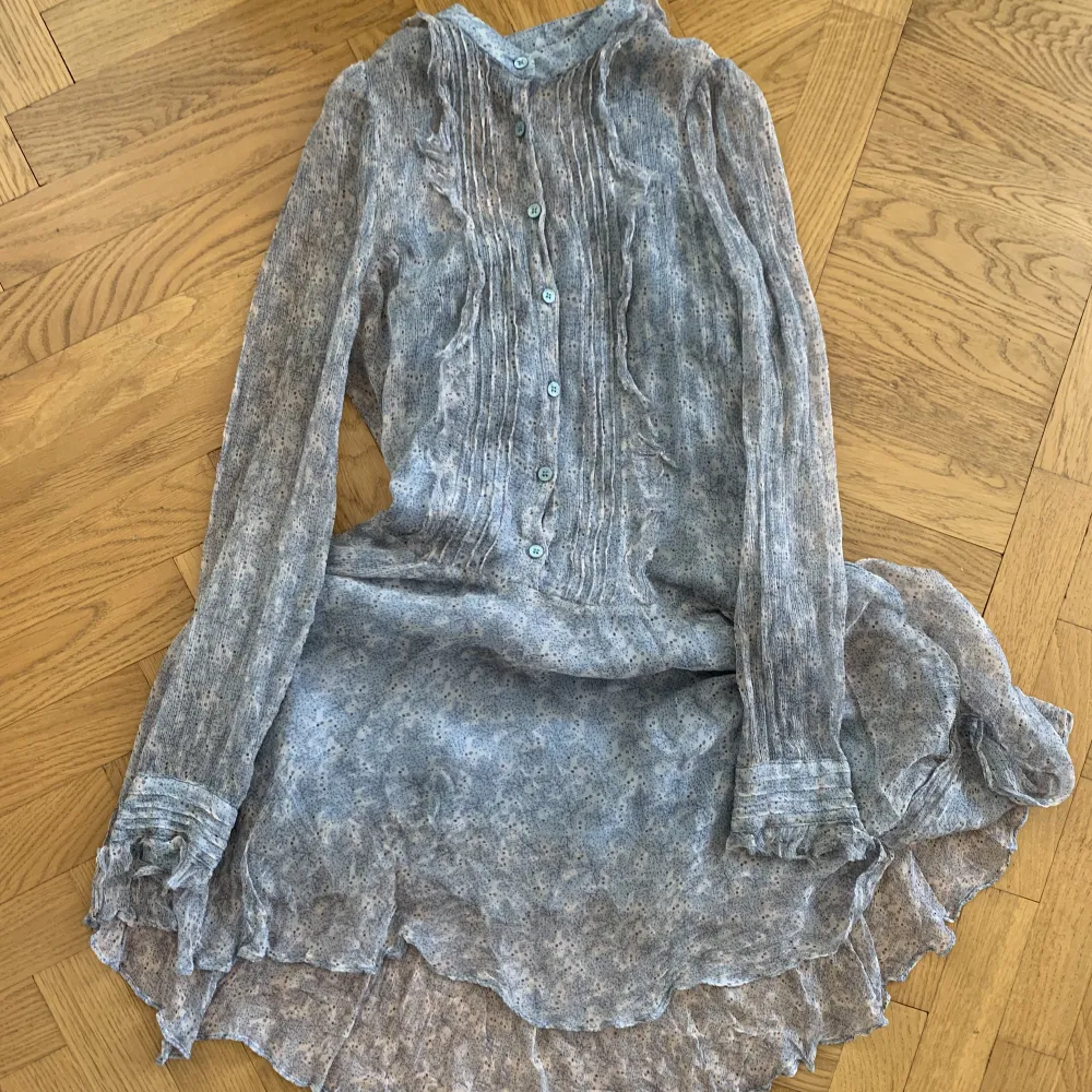 Så otroligt fin klänning från zadig Voltaire i 100% silk, den har en underklänning som går att ta av. Hör av er om ni vill ha fler bilder✨. Klänningar.