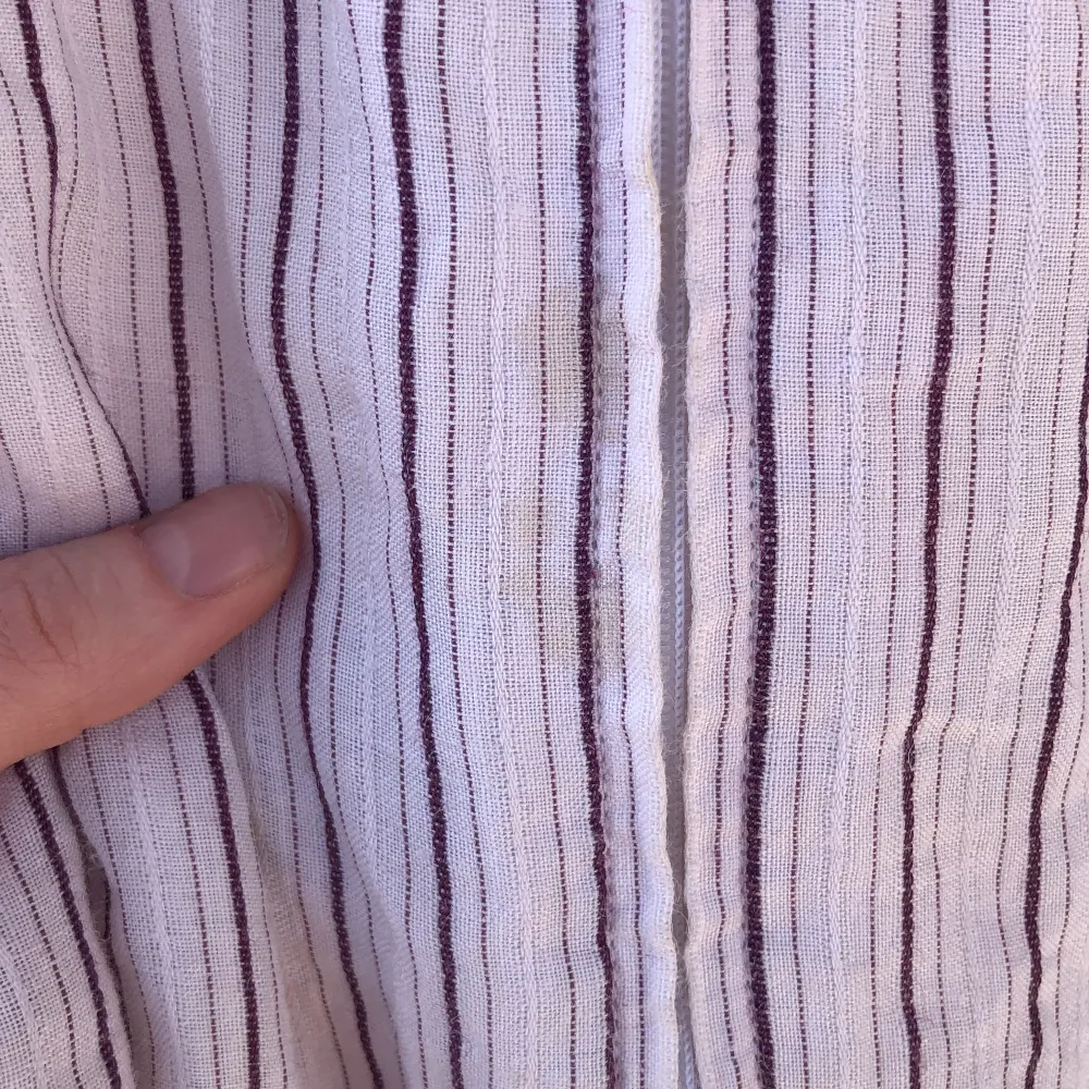 Fantastisk skjorta i 100% rami (naturmaterial, känns som bomull!). Hittade en liten fläck frampå (se sista bilden) som jag ej testat ta bort än, men bör gå bort vid tvätt eller bara blötläggning.. Skjortor.