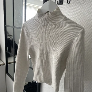 Långärmad tröja - Här är en långärmad tröja från h&m som inte jag använder längre och inte gjort på länge, den har en liten krage som går att vika ner