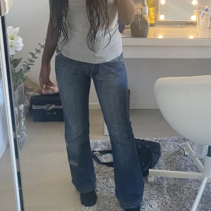 JEANS - Säljer dessa jeans som jag köpte här på plick! Skriv ifall det finns frågor❤️‍🔥Anvönd inte köp nu funktionen‼️