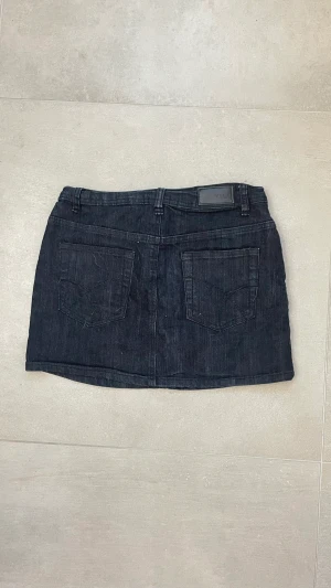 Vila Jeans kjol  - En svart vila jeans kjol i storlek S. Bra kvalite, sitter lågmidjat på mig som vanligtvis har 34/36💓