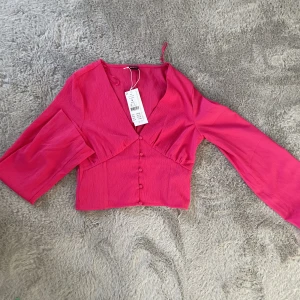 rosa fintröja - En jättefin rosa finare tröja, aldrig använd pga för stor. Prislapp kvar! 