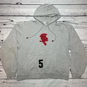 Champion Hoodie (Red Knight) - Märke: Champion Typ: Hoodie Färg: Grå Kroppstyp: Unisex Skick: Mycket Bra   Sparande av miljö  30x  lägre utsläpp jämfört med ny vara Sparat vatten ca 3950 liter Sparat CO2 ca 6.8 kg