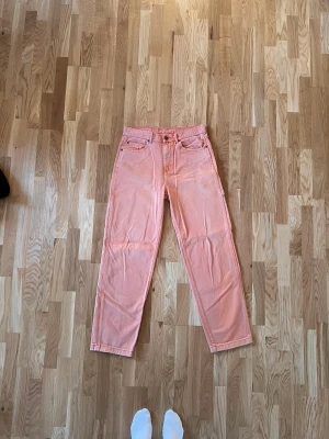 Karl Kani workpants - Köptes på retail: 999 sek, använda sparsamt så 9/10 i skick. Väldigt sköna byxor! Inga defekter eller liknande. Säljer nu för 550 sek