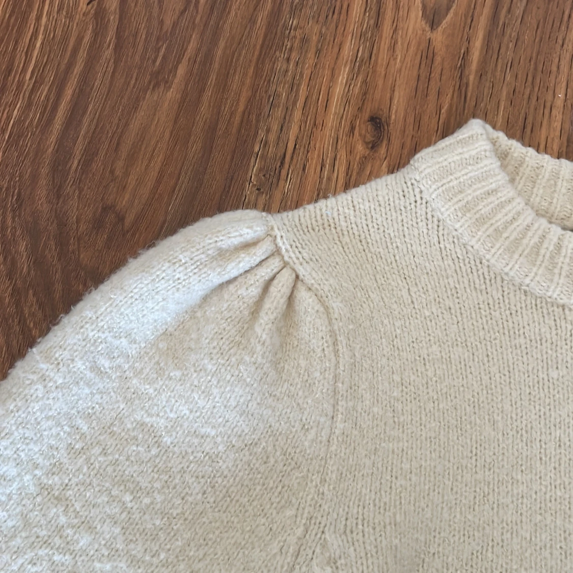 Stickad tröja med en liten puffärm - 90