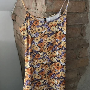 Sommarklänning  - Jättefin kort sommarklänning från H&M, storlek small