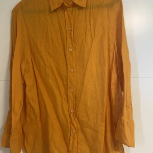 Orange skjorta - Knappt använd skjorta, i bra skick.