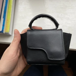 ATP ATELIER - Miniväska från ATP. Sparsamt använd men lite repor (som dessa väskor lätt får). 