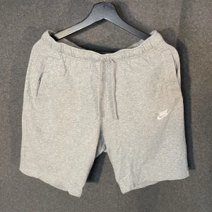 Nike mjukisshorts, nyskick!! - säljer dessa nike shorts! de är knappt använda!! storlek S - passar M. inköpta för 350 kr