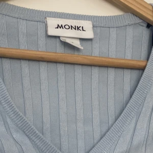 Kort Cardigan - Ljusblå kort stickad kofta/tröja med knappar framtill! Jag är S och passar mig så är jätte stretchig plagg! Använt 2 ggr