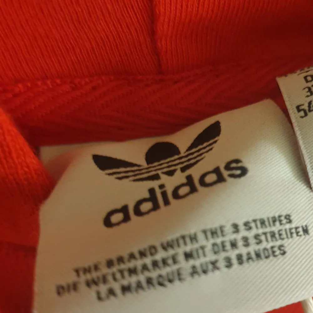 En röd adidas hoodie. Den är oanvänd (med etikett- se bilder). Hoodies.