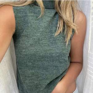 Ett linne i mörk grön färg och väldigt lent, lite tjockare, material. Med en ribbad polo krage.🤍 Tröjan är från Zara och är i bra skick!🦚💗