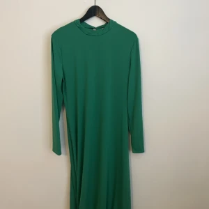 Grön lång klänning - Från Zara, aldrig använd. 