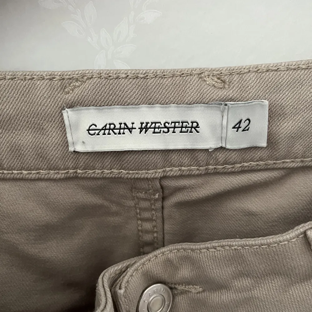 Beige jeans med högmidja och vida ben från Carin Wester. Väldigt fint skick! Färg: Beige  Strl: 42 Pris: 300kr + spårbar frakt!. Jeans & Byxor.