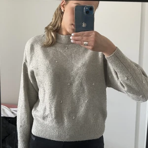 Stickad tröja  - Söt stickad tröja med små pärlor på framsidan. Säljer eftersom den används för lite. ✨
