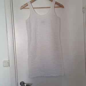 Vit klänning - En kort vit klänning. Storlek s.