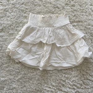 Volangkjol vit - Säljer denna superfina sommarkjol volang. Den är i strlk s och jag på bilden är 170 cm lång, men passar både kortare och längre. Använt 2 ggr. Frakt tillkommer🌷