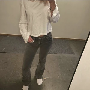Lågnidjade jeans - Lågmidjade jeans från Gina, de va för korta för mig. Passar någon som är 160-165. Lite sönder nere vid sömmen(inhet som syns) LÅNAD bild 