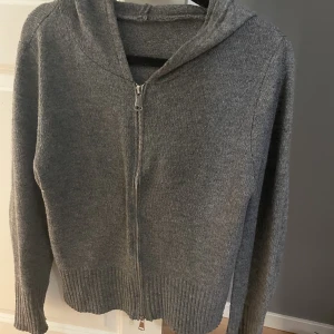 stickad zip kofta - Jättefin stickad kofta köpt här på plick! knappt använd, inga defekter❤️
