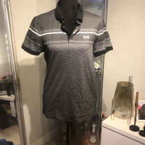 Hugo boss tröja  - En Hugo boss piké tröja köpt för 1099 kr säljs för 400 storlek M. Sälja pga att den inte passar min bror längre använd några gånger men forfarande som nyskick. Vid snabb affär kan kanske priset diskuteras 