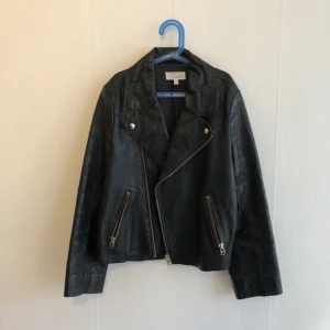 OTHER STORIES SKINNJACKA - Other Stories Skinnjacka. Nypris 4000kr jag säljer för 1500kr  Älskar denna med har blivit lite tajt i armarna (blivit biffig). 36